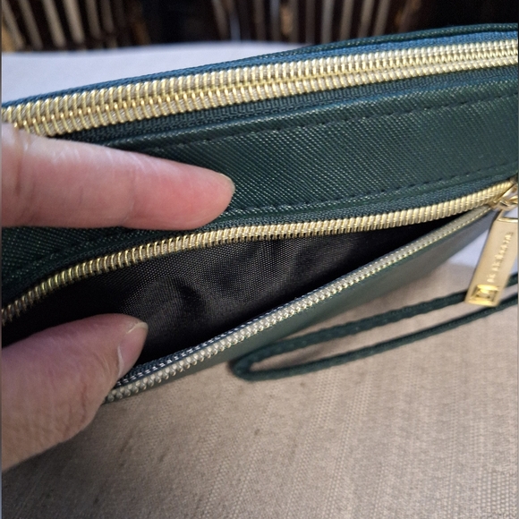 Liz Claiborne Phone Charging Wallet Wristlet Emerald Green RFID Data Protection - Picture 8 of 16